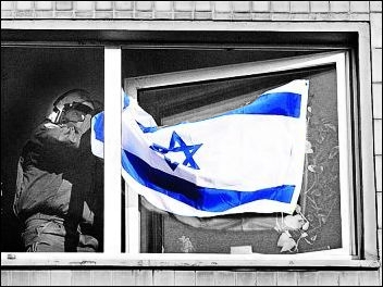 Polizeibeamte entfernt Israel-Fahne (Quelle: Abendblatt.de)